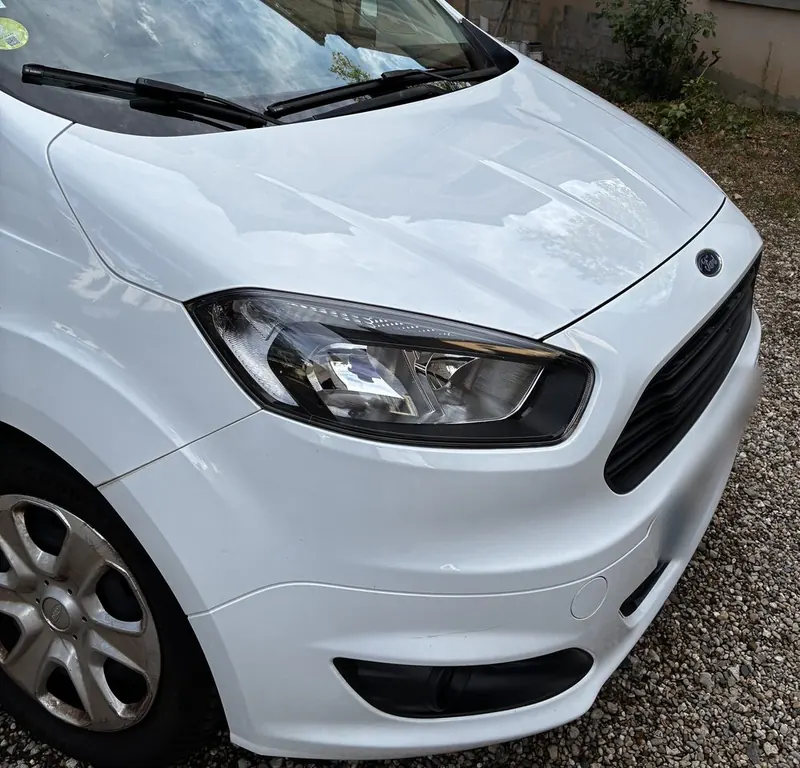 Capot blanc brillant après polish et céramique