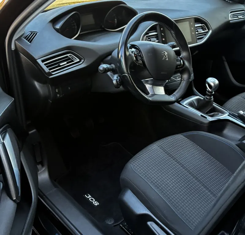 Habitacle de Peugeot 308 après detailing