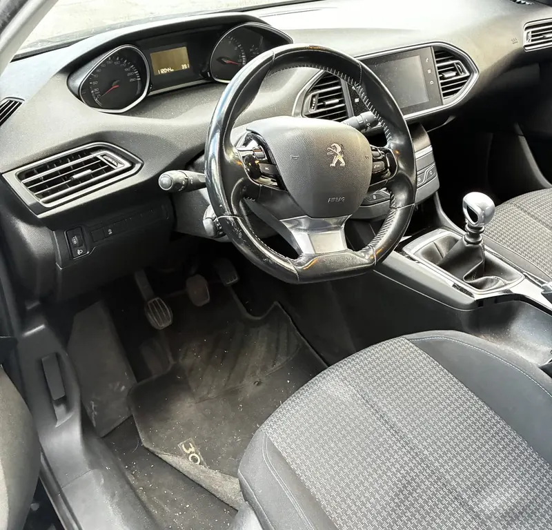 Habitacle de Peugeot 308 encrassé